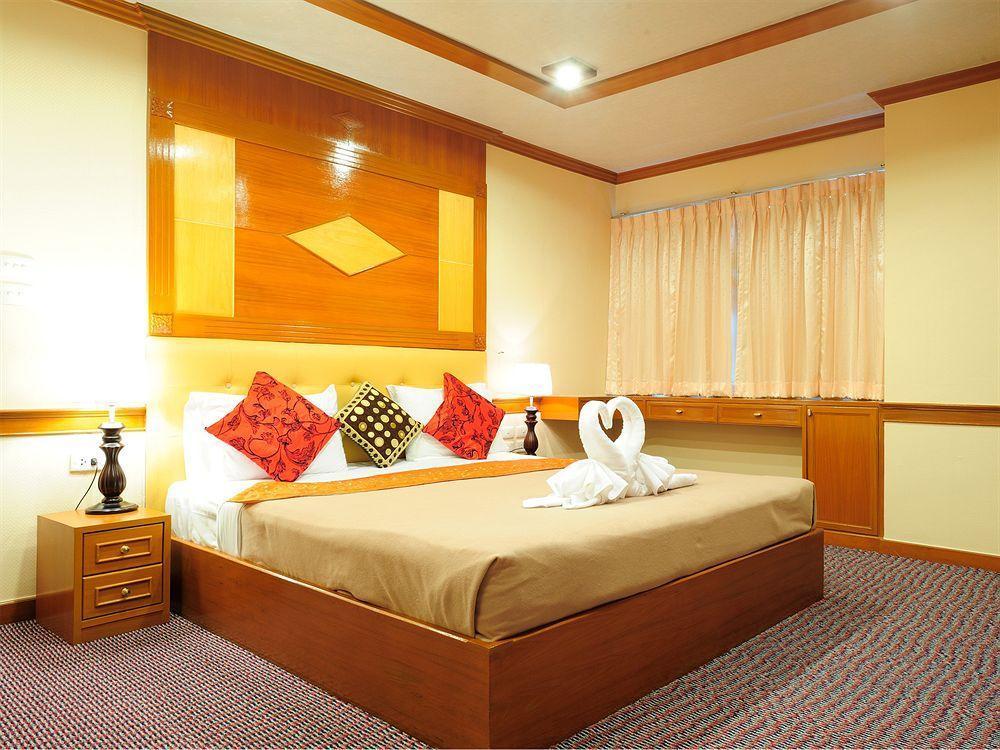 Oyo 796 Paradise Sukhumvit Hotel Бангкок Екстер'єр фото
