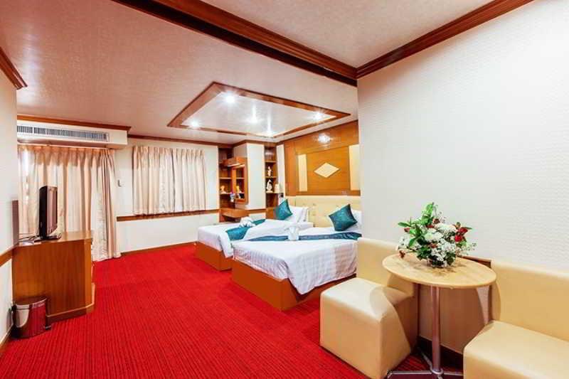 Oyo 796 Paradise Sukhumvit Hotel Бангкок Екстер'єр фото