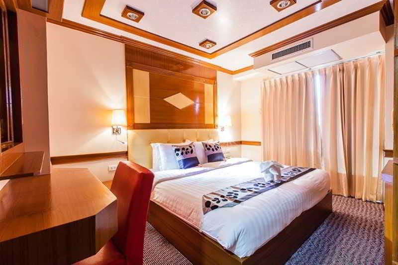 Oyo 796 Paradise Sukhumvit Hotel Бангкок Екстер'єр фото