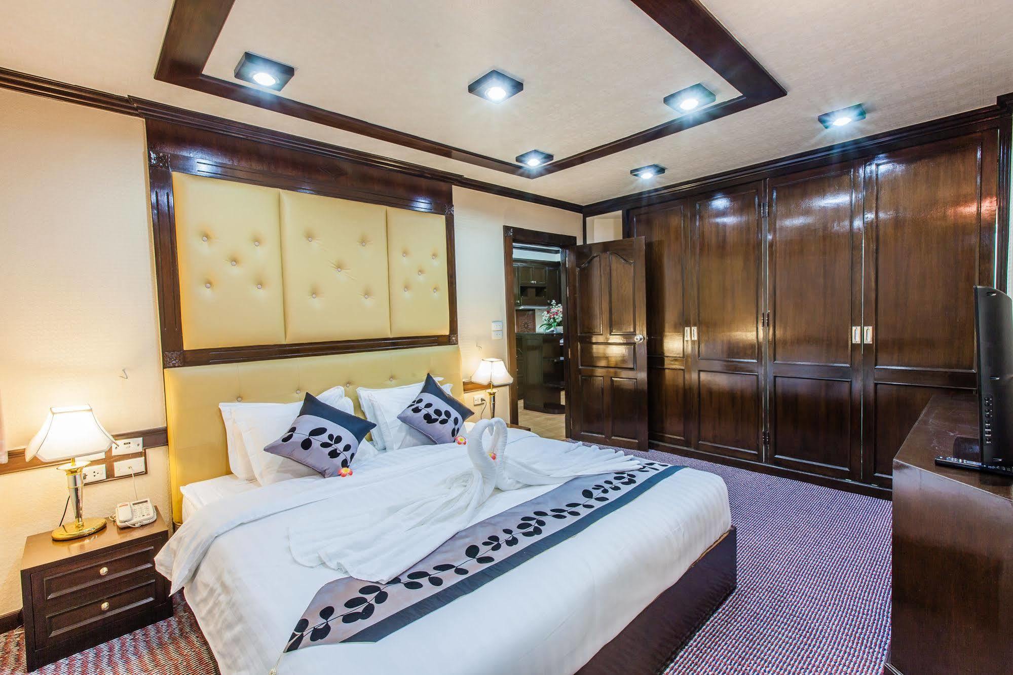 Oyo 796 Paradise Sukhumvit Hotel Бангкок Екстер'єр фото