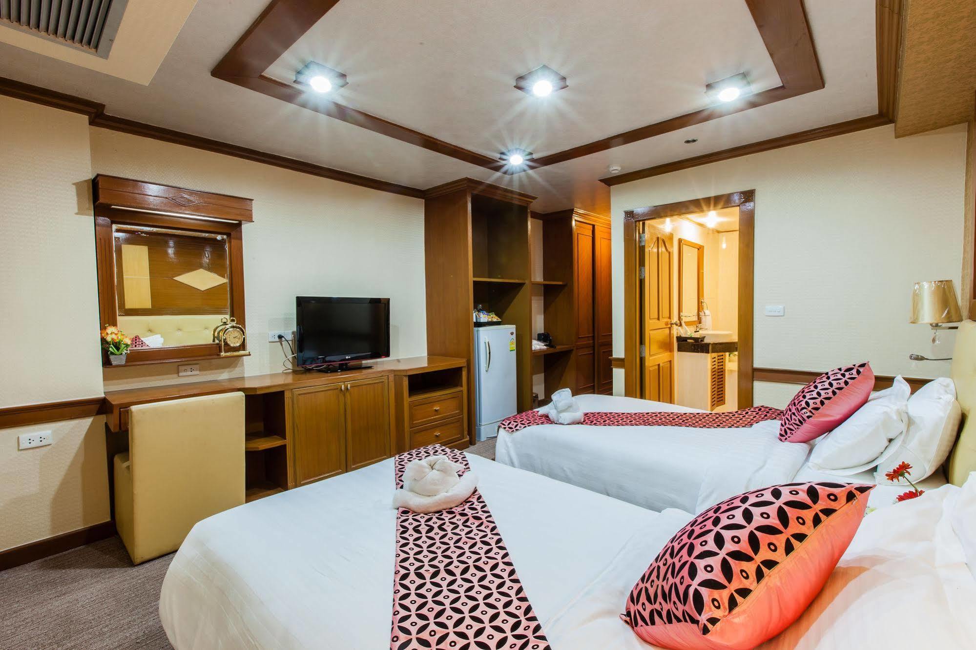 Oyo 796 Paradise Sukhumvit Hotel Бангкок Екстер'єр фото