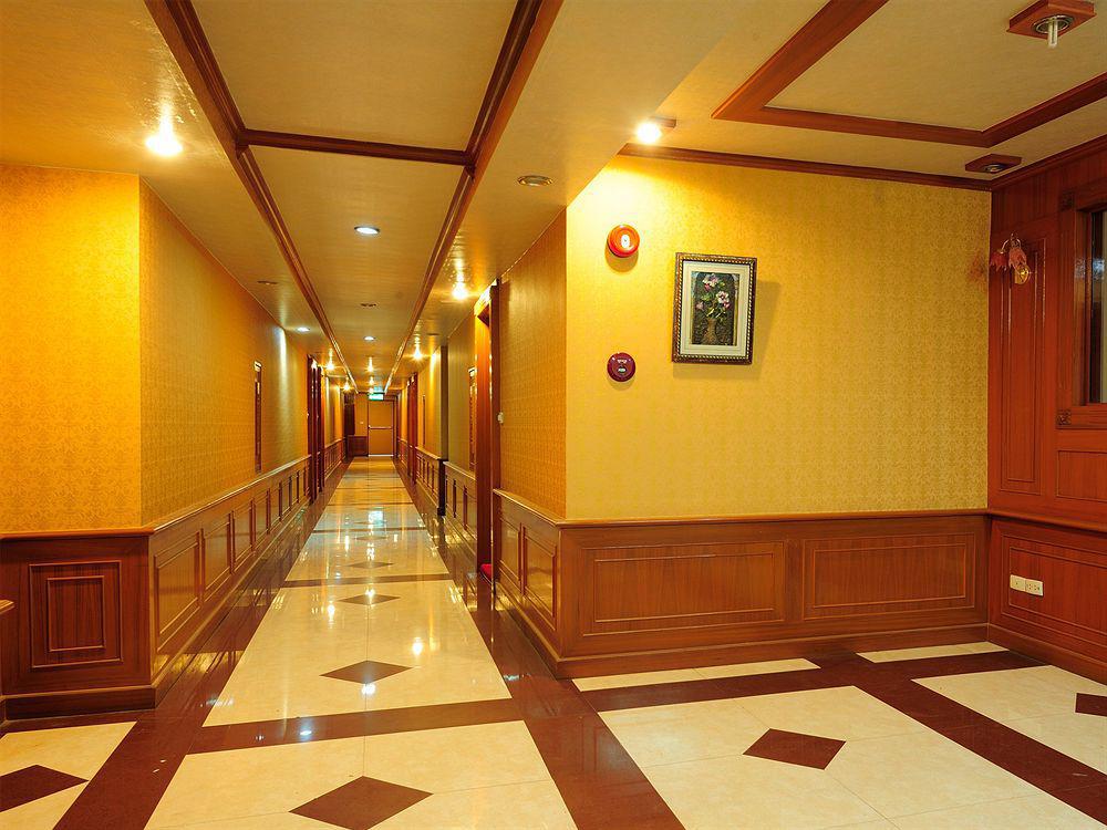Oyo 796 Paradise Sukhumvit Hotel Бангкок Екстер'єр фото