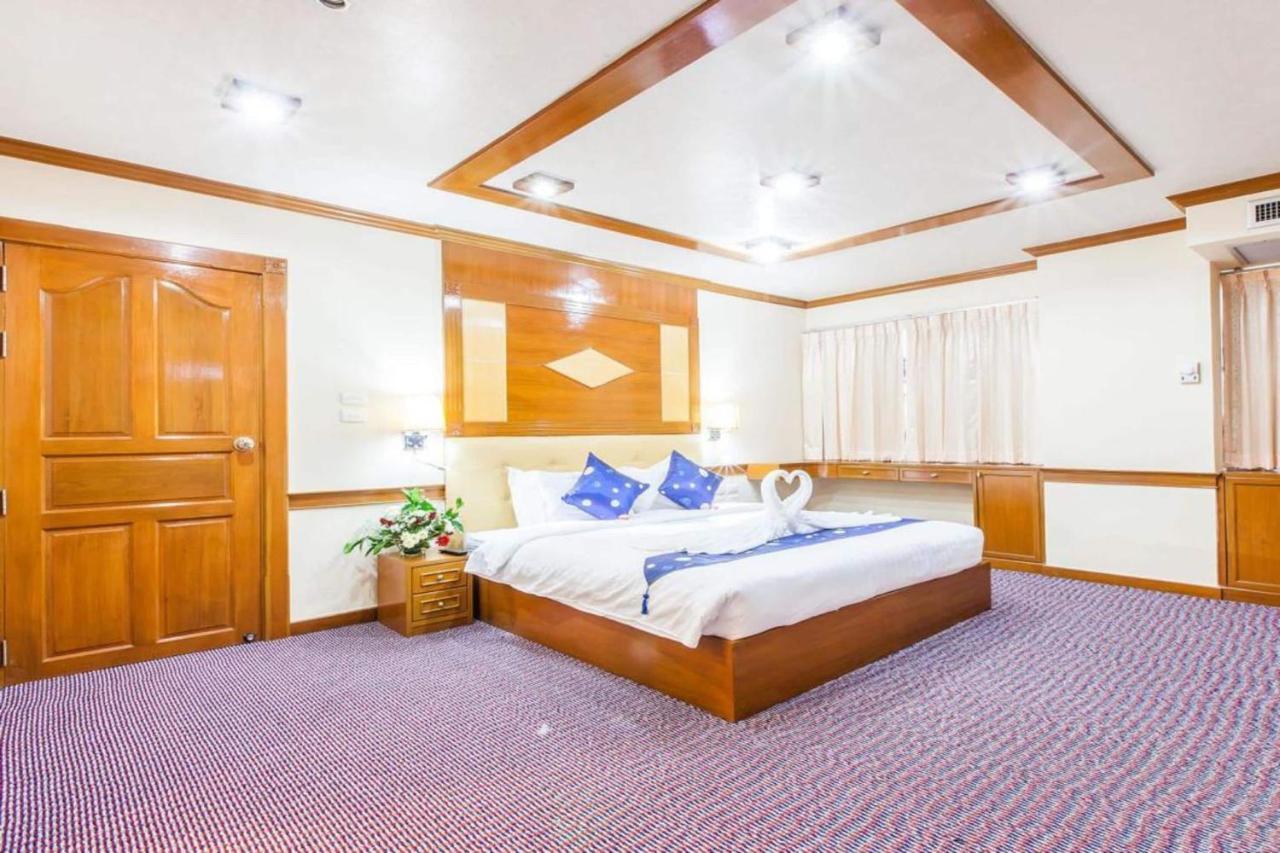 Oyo 796 Paradise Sukhumvit Hotel Бангкок Екстер'єр фото