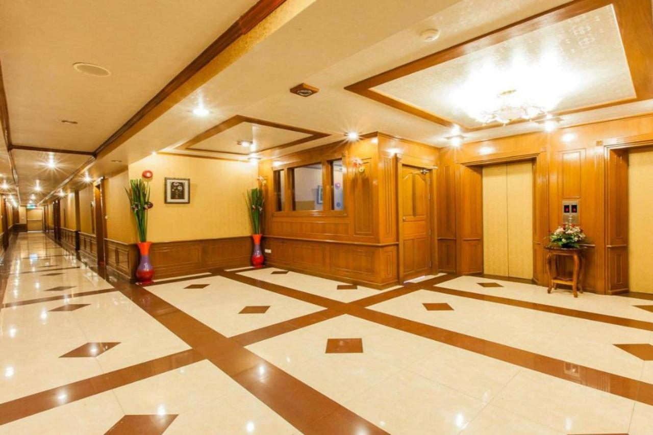 Oyo 796 Paradise Sukhumvit Hotel Бангкок Екстер'єр фото